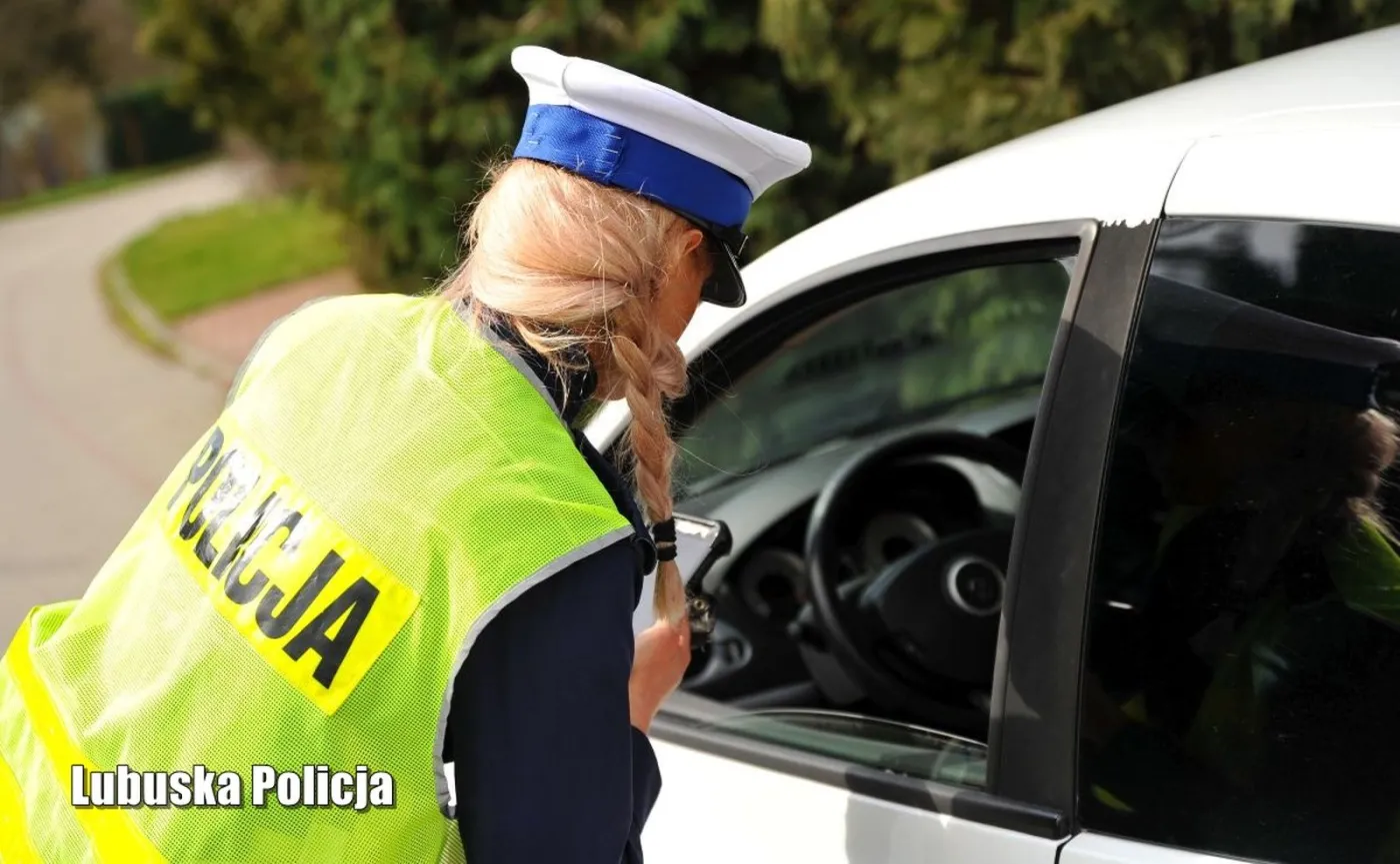 Policja kontroluje kierowcę