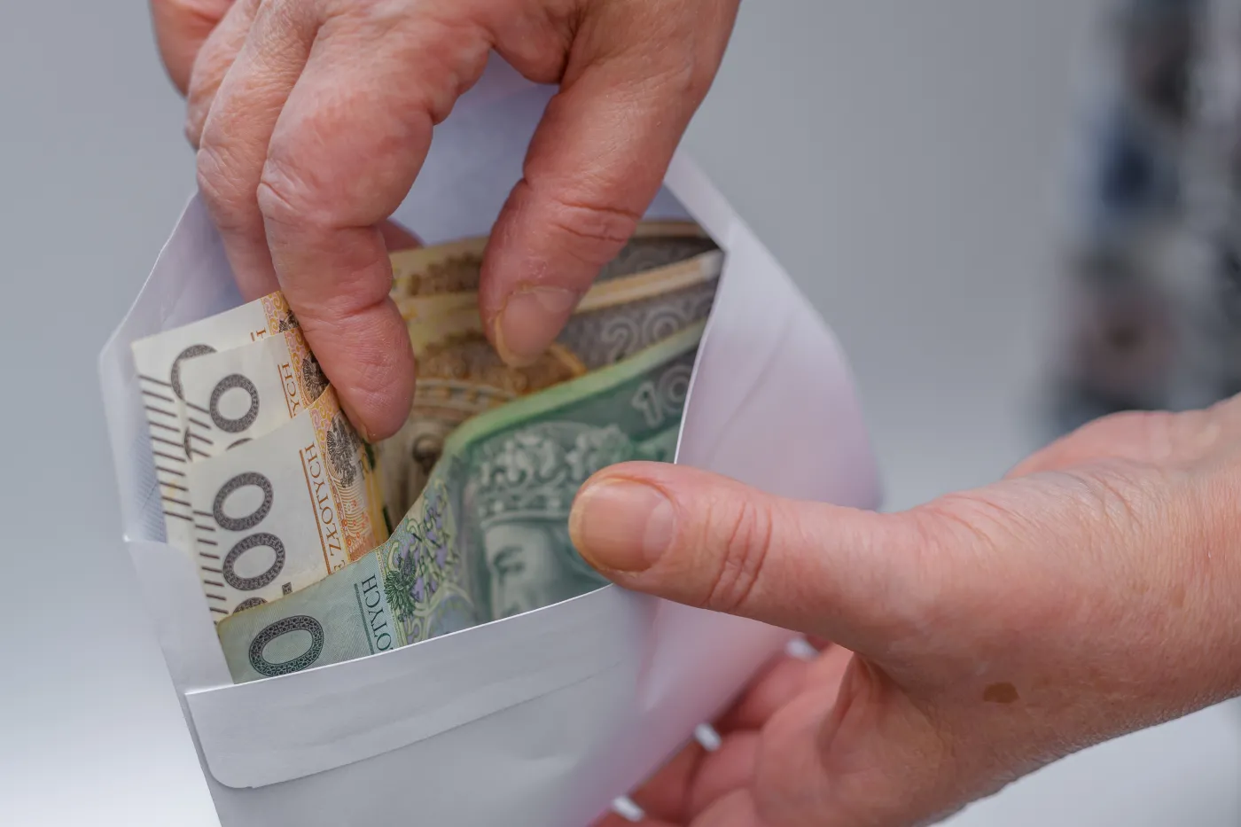 Większość obywateli jest przeciwko ograniczeniom prawnym w płaceniu gotówką