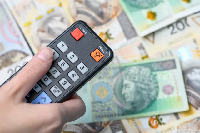 Abonament RTV w lutym 2026. Nowy próg emerytury i kary za smartfony. Czy musisz wpuścić kontrolera?