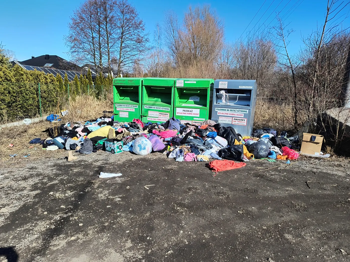 Tak wygląda „segregacja” tekstyliów w praktyce. Za daleko do PSZOK, dzikie wysypiska stałym elementem miejskiego krajobrazu