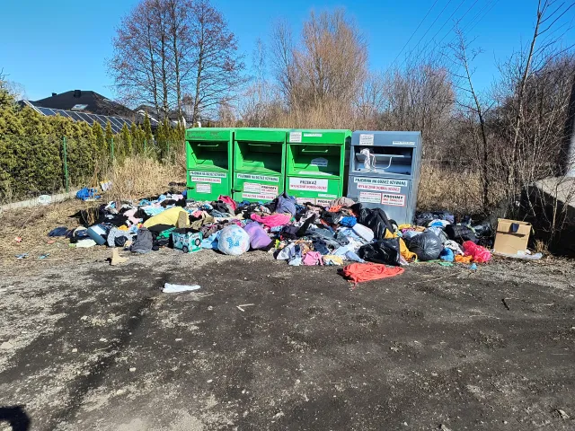 Tak wygląda „segregacja” tekstyliów w praktyce. Za daleko do PSZOK, dzikie wysypiska stałym elementem miejskiego krajobrazu