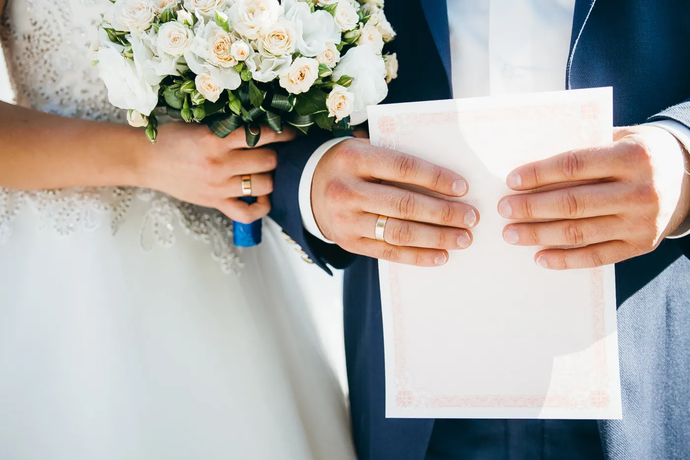 Ile pieniędzy dać do koperty na wesele w 2026 roku? Aktualne stawki dla gości [TABELA]