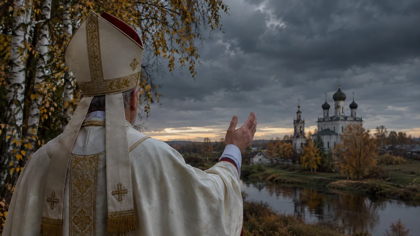Duchowny katolicki patrzący na cerkiew