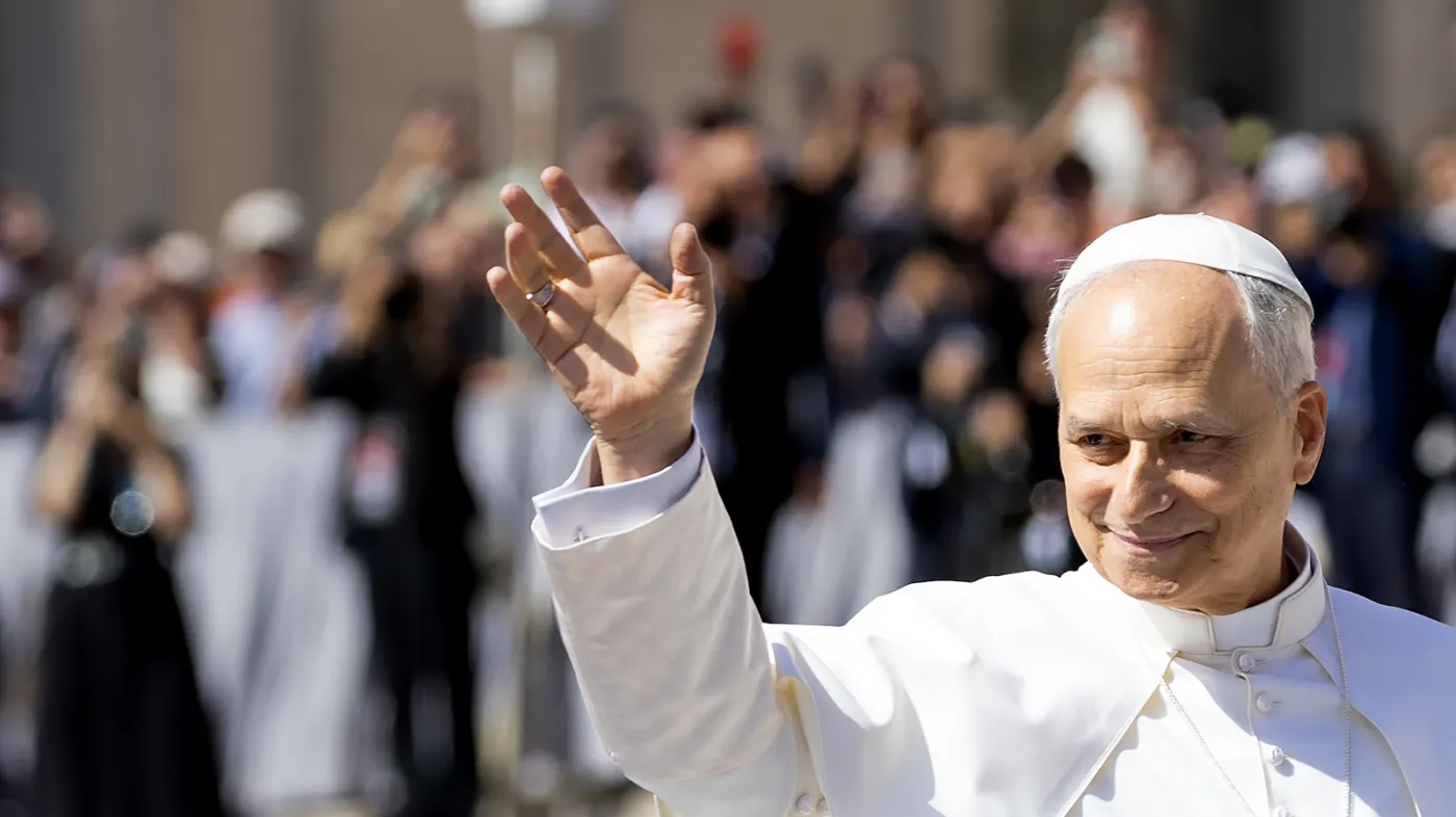 Papież Leon XIV i kościół katolicki pozostają sceptyczni wobec wyzwań jakie niesie sztuczna inteligencja. Pomimo lobbingu jednego z założycieli Anthropic, Christophera Olaha, papież nieugięcie stoi na stanowisku, że dla ludzkości technologie AI są wyzwaniem na miarę rewolucji przemysłowej.