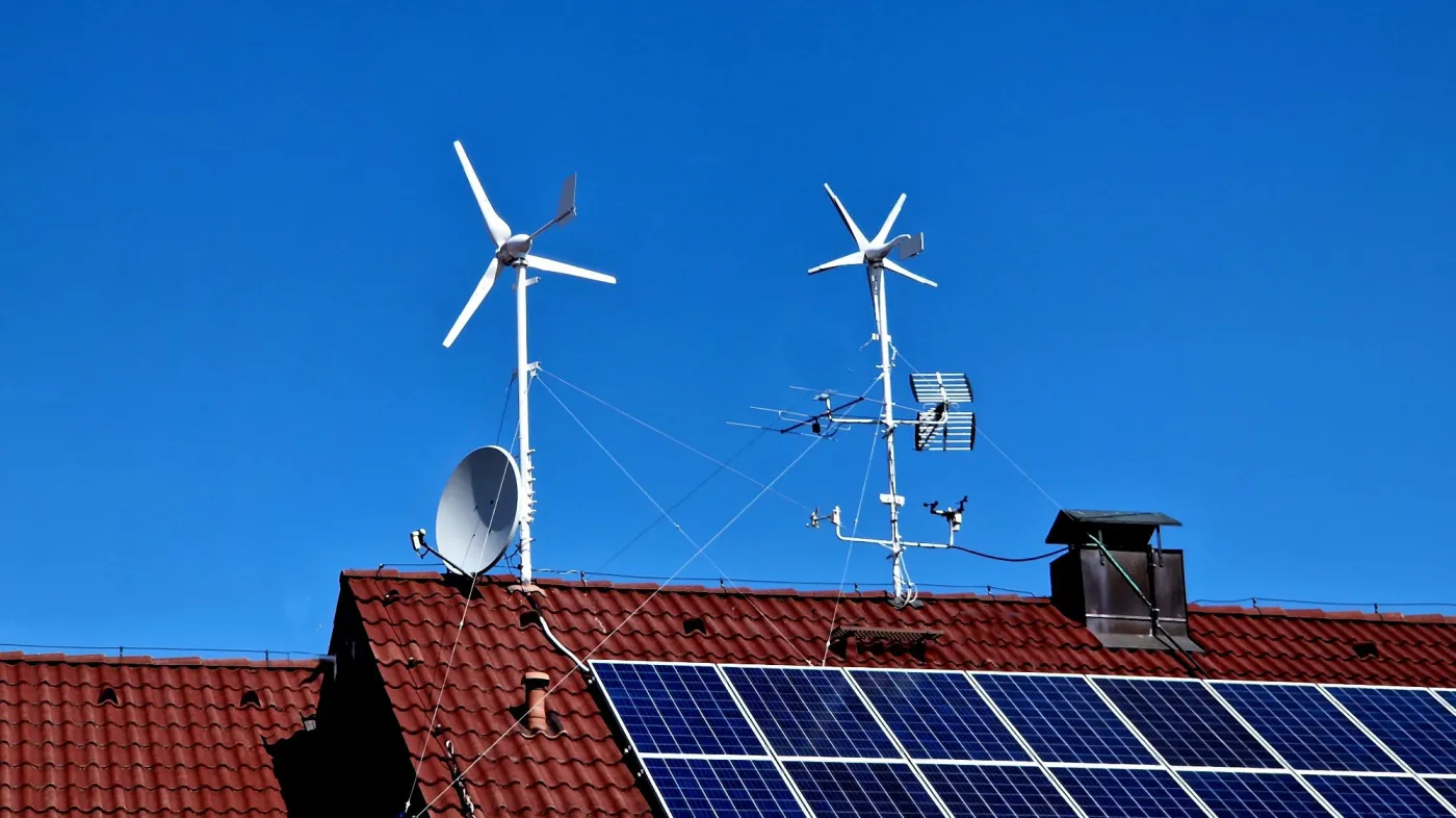 przydomowa elektrownia wiatrowa i panele fotowoltaiczne na dachu