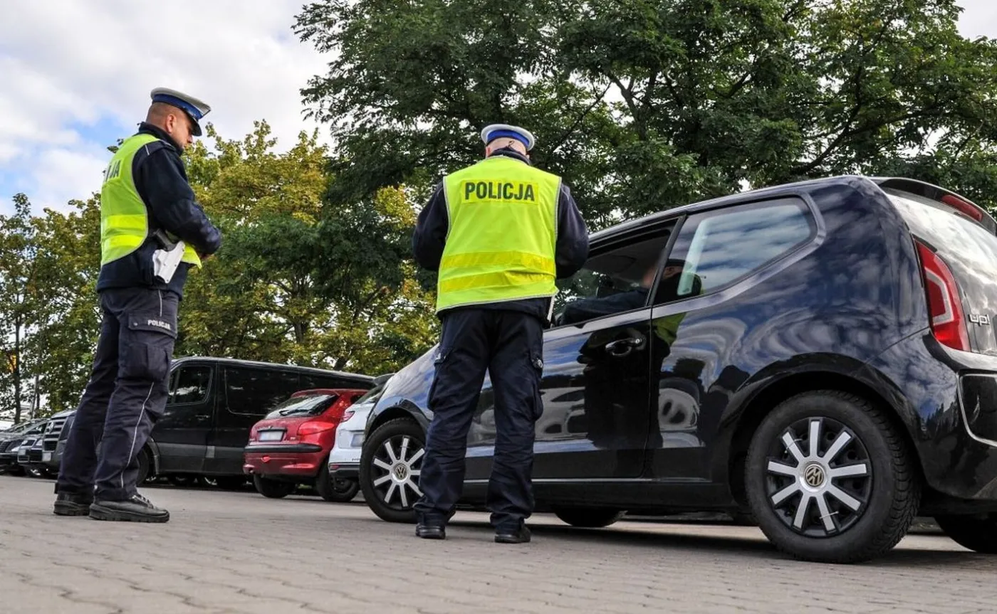 Policja kontroluje kierowcę