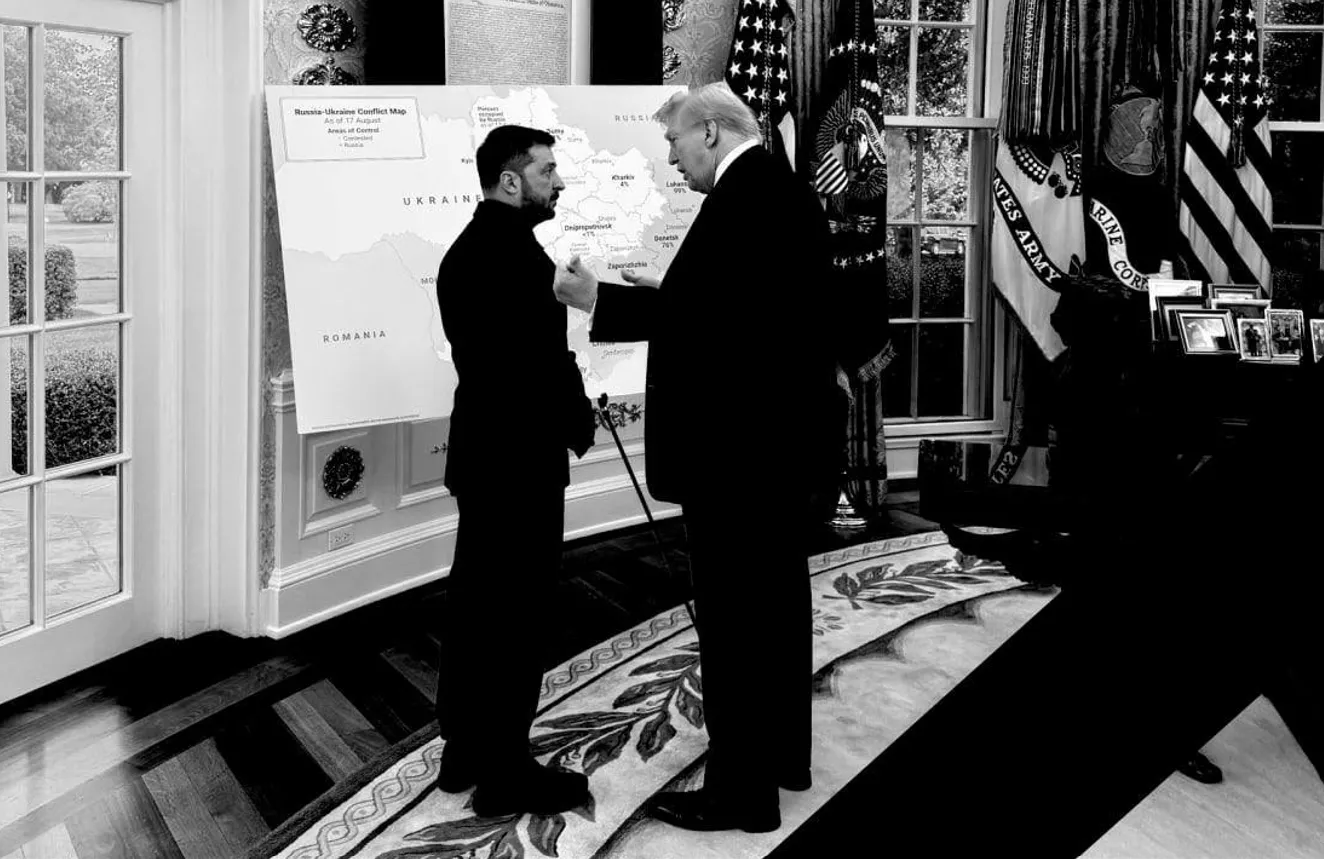 Zełenski i Trump przez mapą