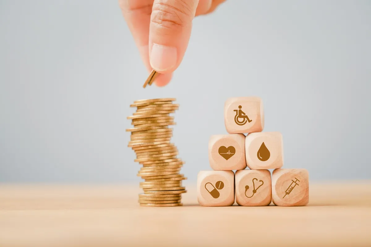 Zasiłek z MOPS i świadczenie z ZUS w 2025 r. Można łączyć? [3 przykłady]