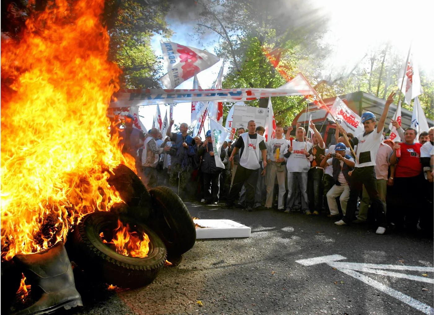 Związki zawodowe w Polsce: grupa wąsatych kolesi dbająca o własne brzuchy