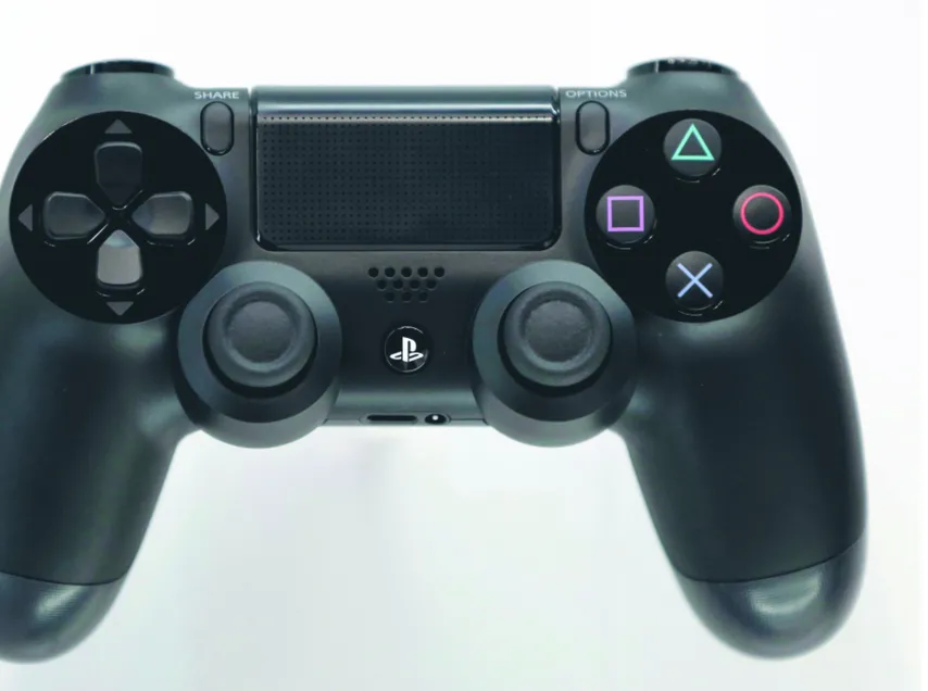 1559285-na-ps4-na-zdjeciu-pad-do-niej.jpg