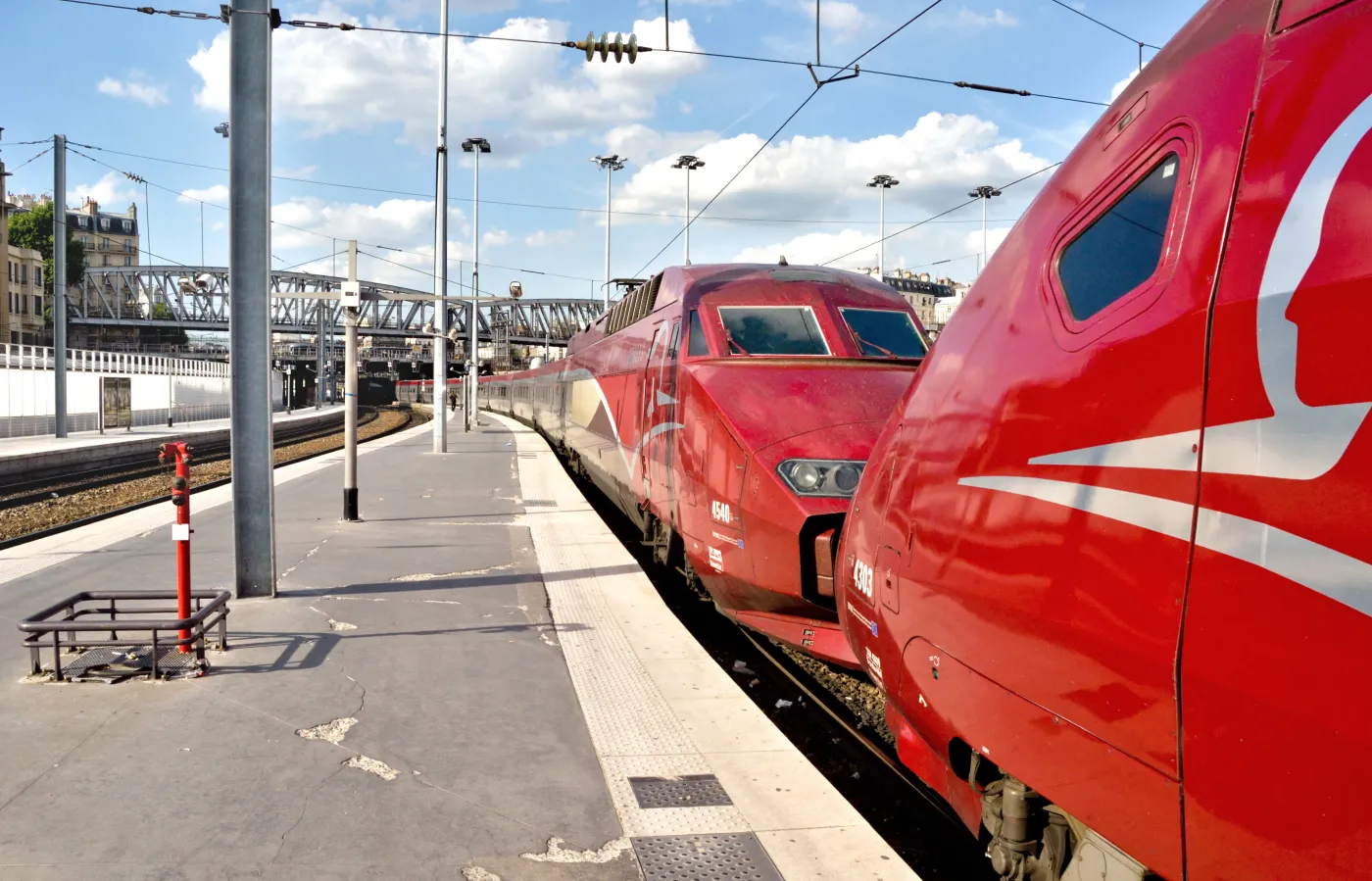 1572497-pociag-thalys-na-dworcu-paris.jpg