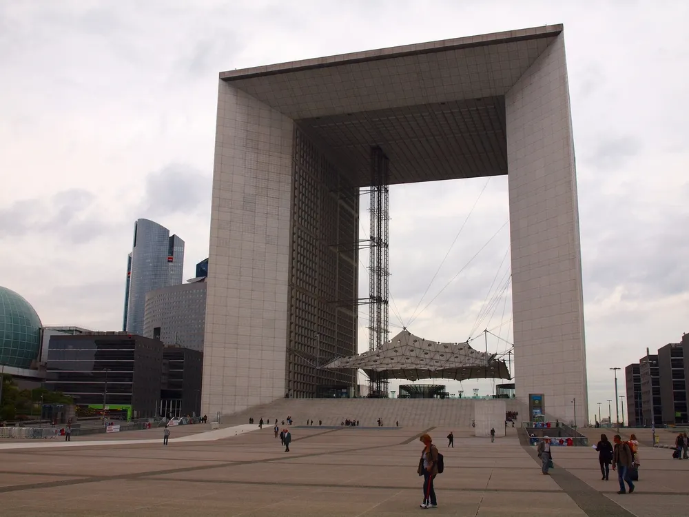 1629730-grand-arche-de-la-fraternite-w.jpg