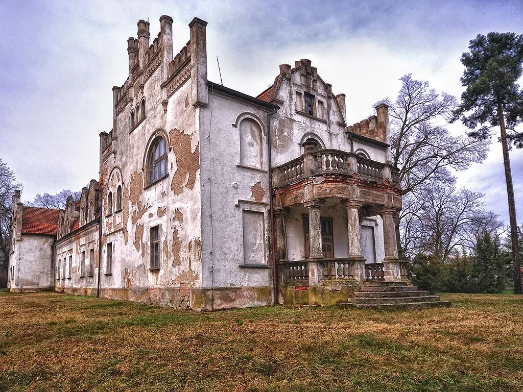 1737996-piotrowo-photo-lions-s-house.jpg
