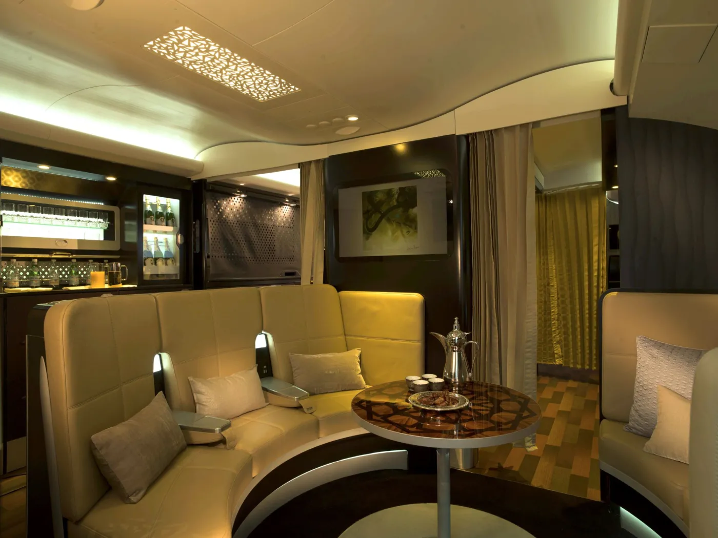 1770344-wnetrze-samolotu-linii-etihad.jpg