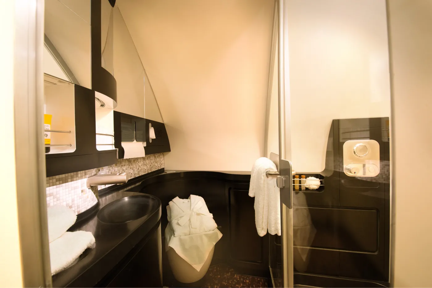 1770360-wnetrze-samolotu-linii-etihad.jpg
