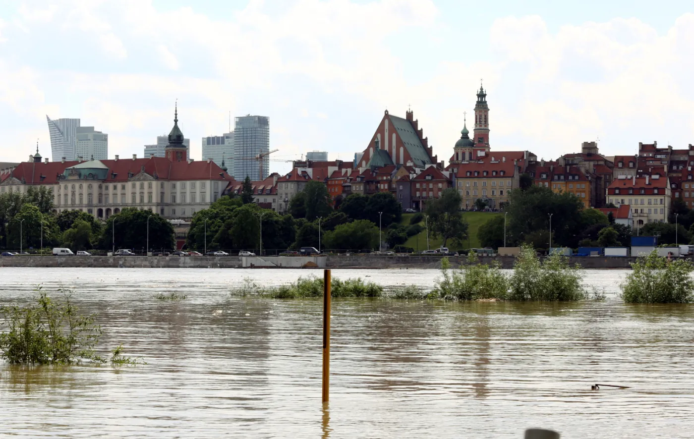  Wisła w Warszawie, 20.05.2014. Widok z praskiej strony (cat) PAP/Tomasz Gzell