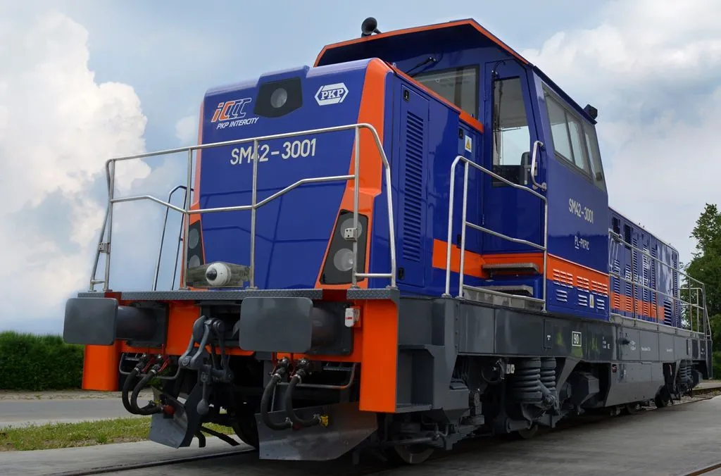 1879547-lokomotywa-newag-sm-42-dla-pkp.jpg