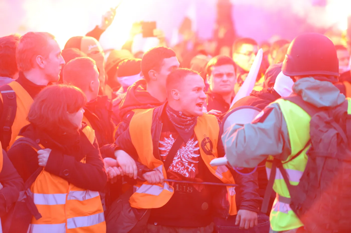 Zamieszki, petardy i 50 tys. uczestników. Marsz Niepodległości przeszedł ulicami Warszawy [ZDJĘCIA]