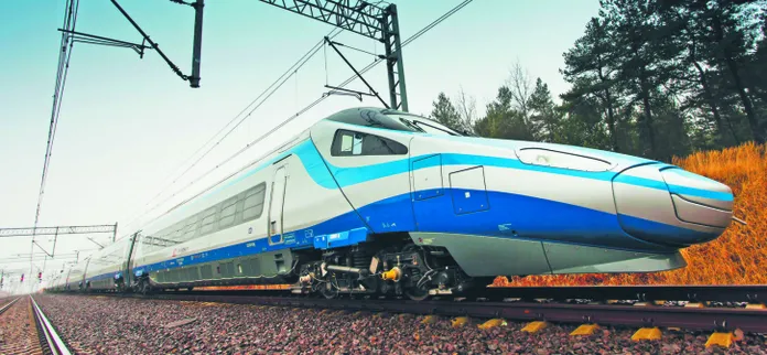 Pendolino: to ma być duma PKP w IV RP. 20 takich składów zostało wyprodukowanych we włoskiej fabryce Fiat Ferroviaria, która od 2002 r. jest własnością francuskiego Alstomu. Pociąg jest w stanie jeździć z prędkością 250 km/h, ale w grudniu tego roku ma szansę osiągnąć maksymalnie 200 km/h na zaledwie 8 proc. trasy. Za 20 składów Pendolino i ich utrzymanie przez 17 lat PKP zapłacą Alstomowi 665 mln euro.