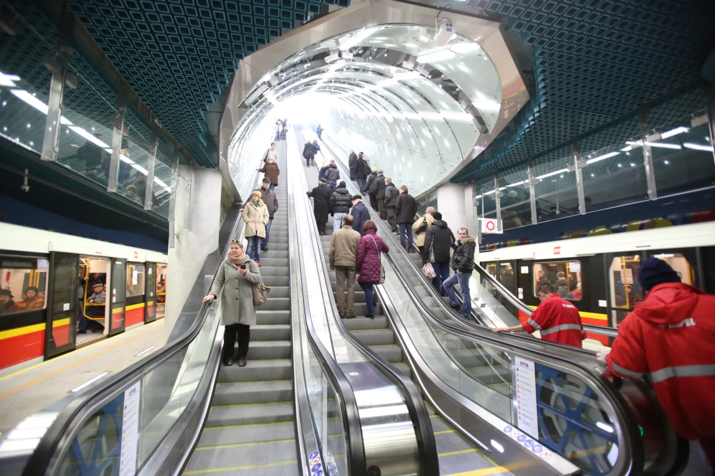 2107194-pasazerowie-na-stacji-centrum.jpg