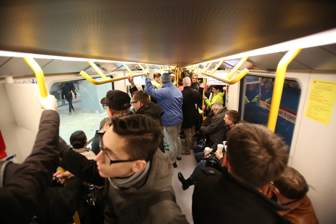 2107290-pasazerowie-w-pociagu-metra-na.jpg