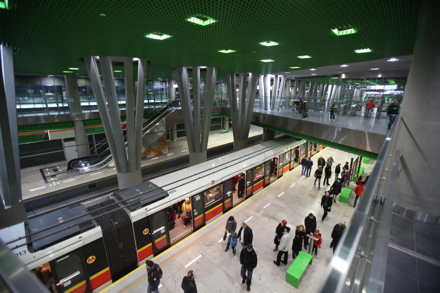 2107322-pasazerowie-na-stacji-stadion.jpg