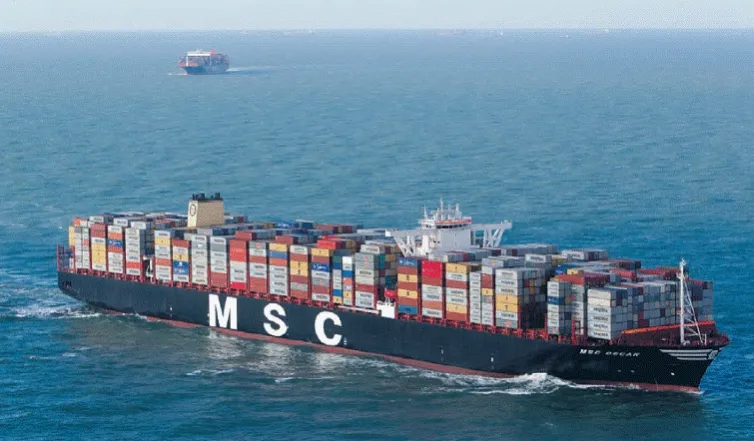 Kto załaduje więcej na pokład. Trwa morski wyścig