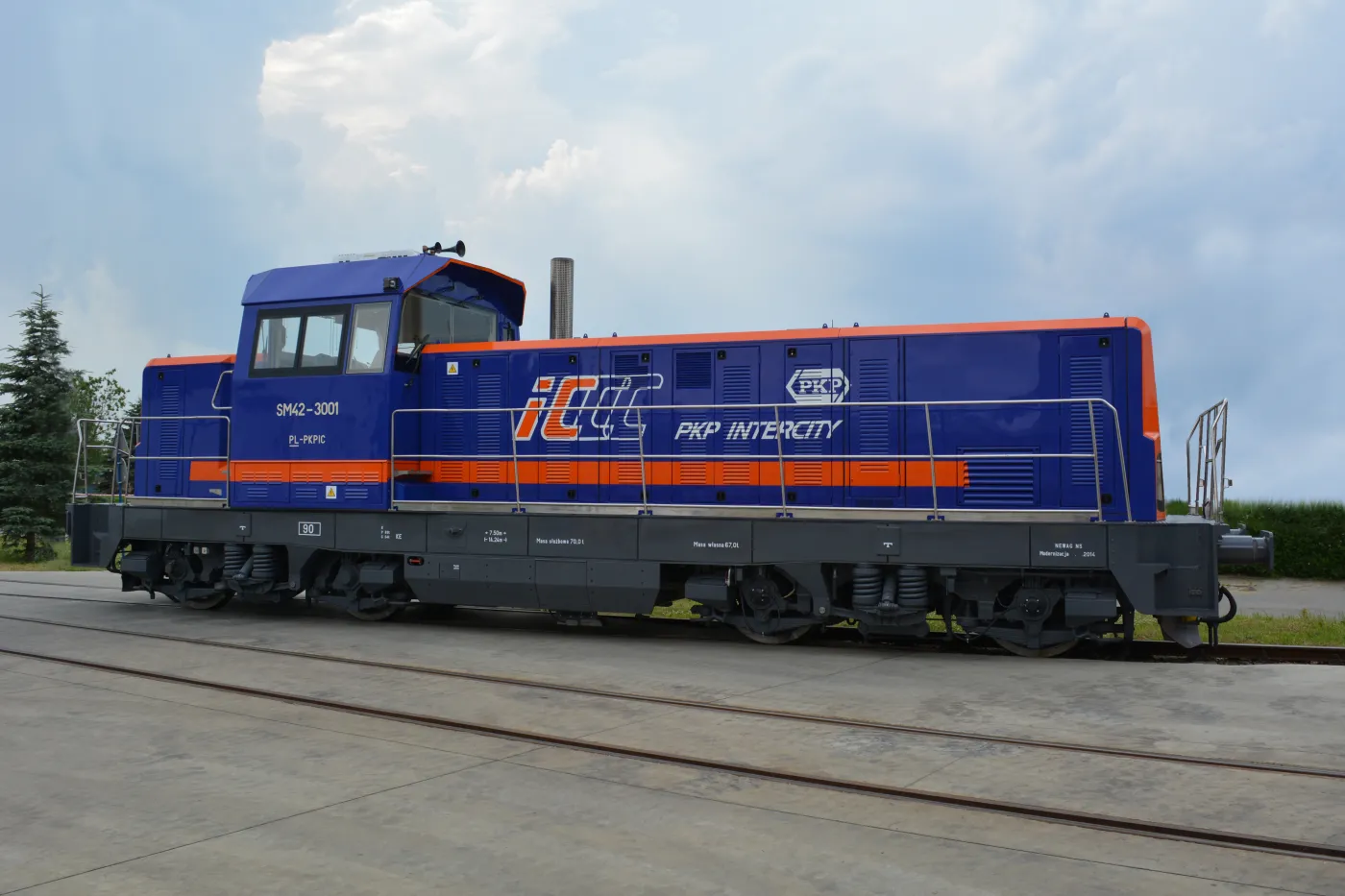 2178335-5-lokomotywa-manewrowa-z-boku.jpg