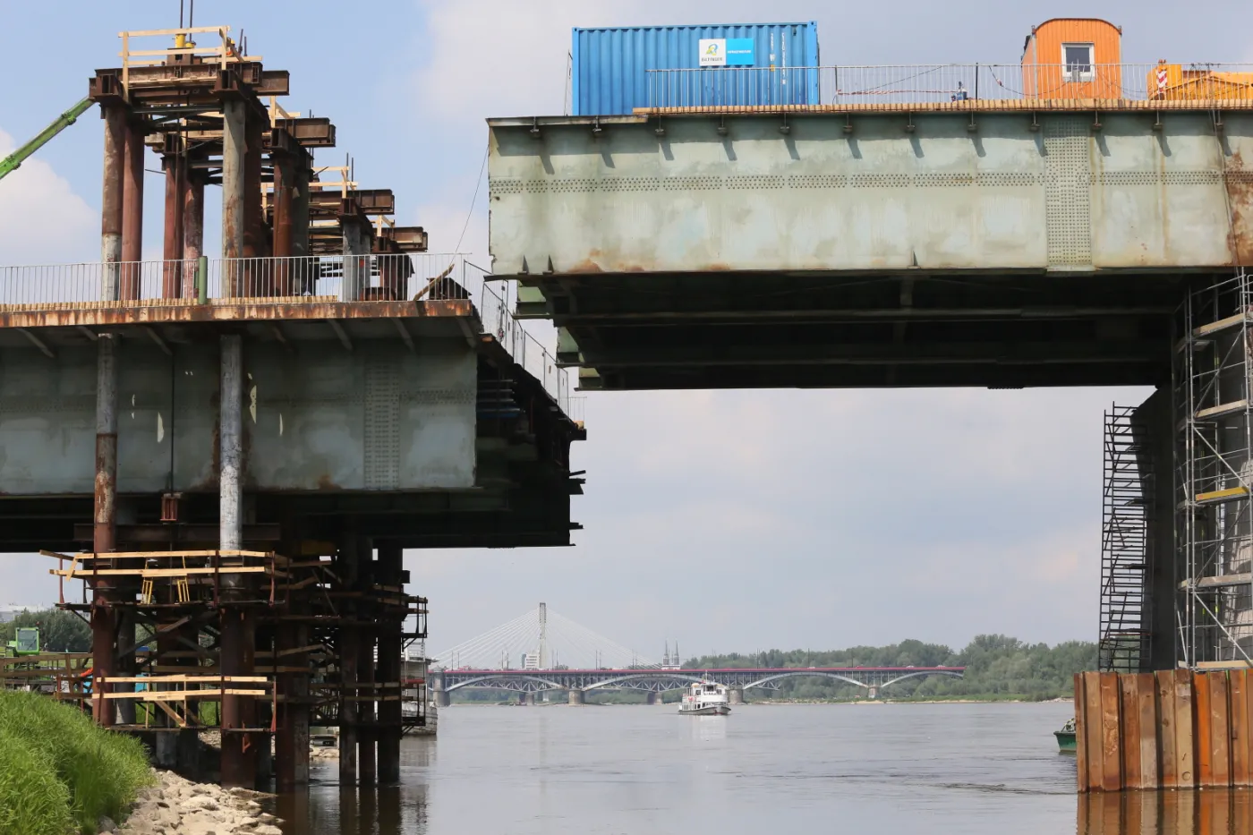 Most Łazienkowski został przecięty. Zobacz najnowsze zdjęcia z remontu