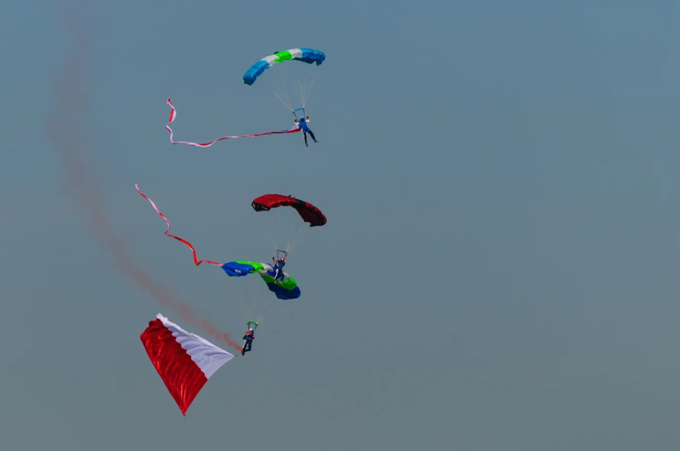 2213805-popisy-spadochroniarzy-podczas.jpg
