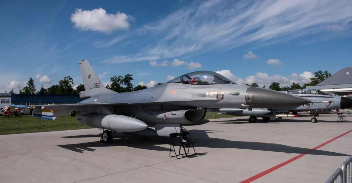 2223673-samolot-f-16-20-bm-w-deblinie.jpg