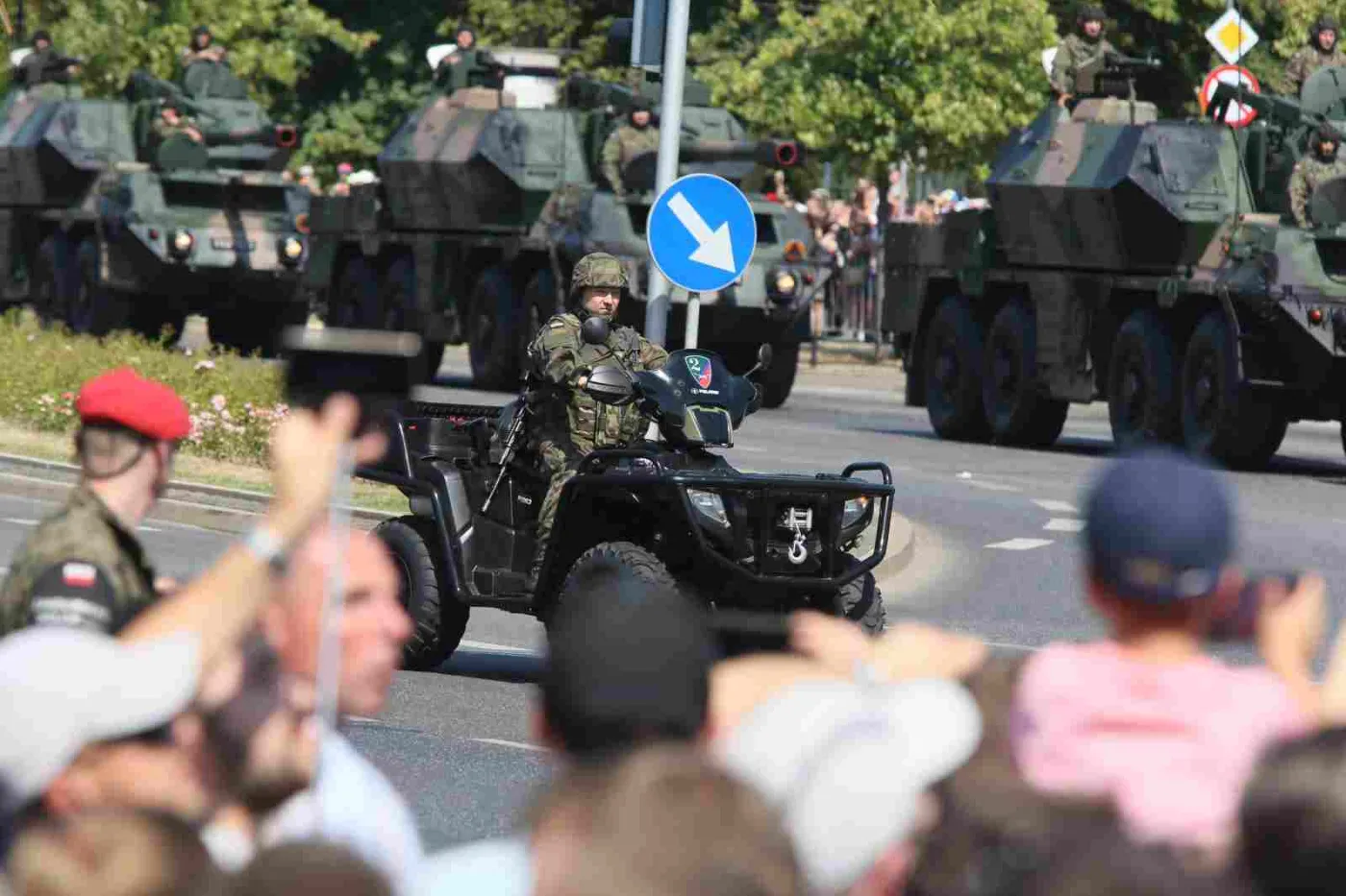 2276720-efilada-pojazdow-wojskowych-na.jpg