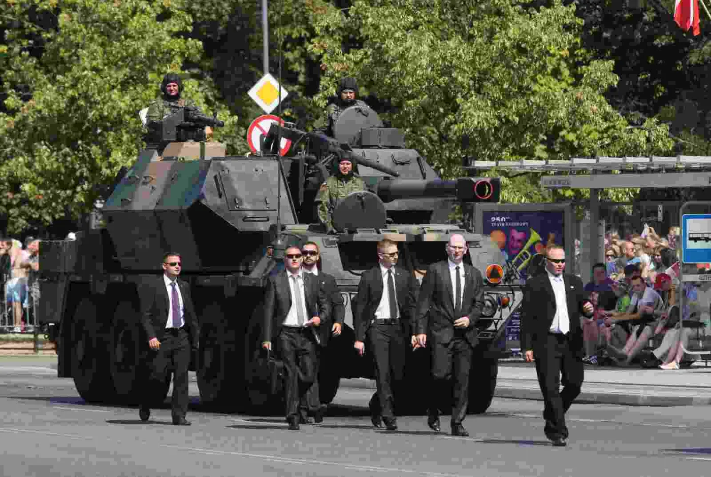 2276736-defilada-pojazdow-wojskowych.jpg