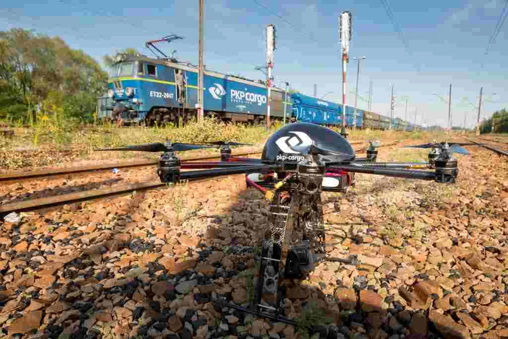 2294211-dron-zostal-oznaczony-logo-pkp.jpg