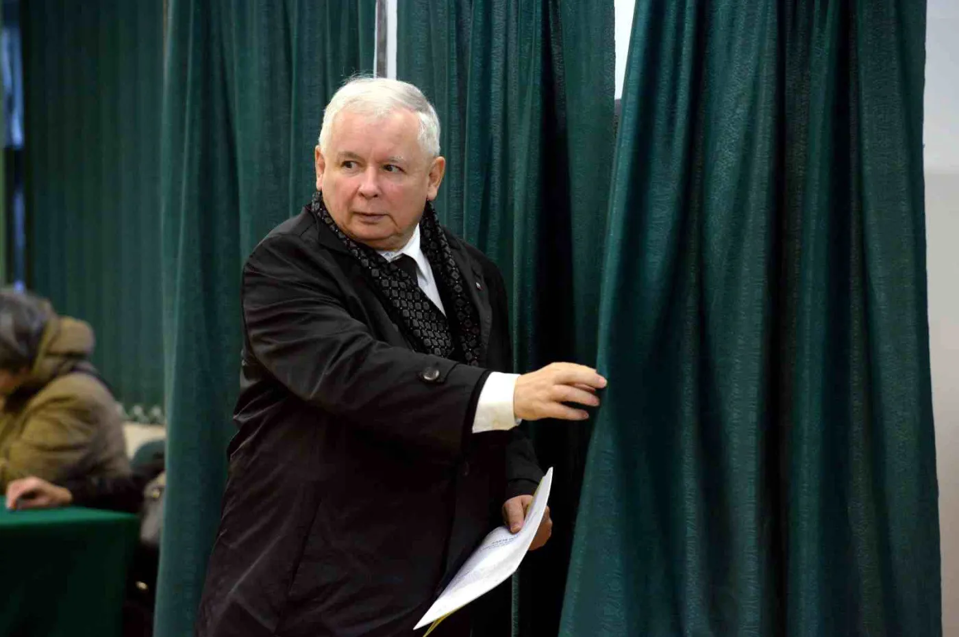 Prezes PiS Jarosław Kaczyński podczas głosowania w obwodowej komisji wyborczej w Szkole Głównej Służby Pożarniczej w Warszawie, 25 bm. O godz. 7 rano w niedzielę rozpoczęły się wybory parlamentarne. Do Sejmu startuje prawie 8 tys. kandydatów; do Senatu - ponad 400. Do zakończenia głosowania o godz. 21 trwa cisza wyborcza. (zuz) PAP/Jacek Turczyk ***Zdjęcie do depeszy PAP pt. Rozpoczęło się głosowanie w wyborach parlamentarnych***