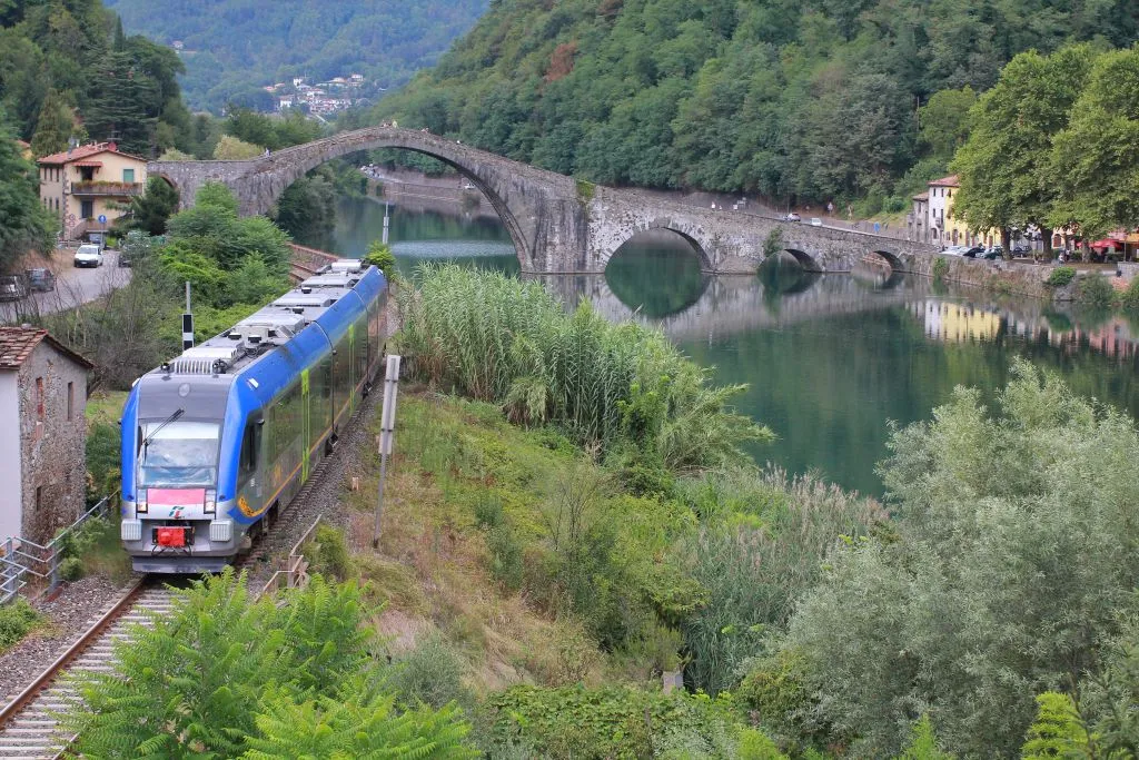 Pesa - spalinowy pociąg ATR 220 w Toskanii