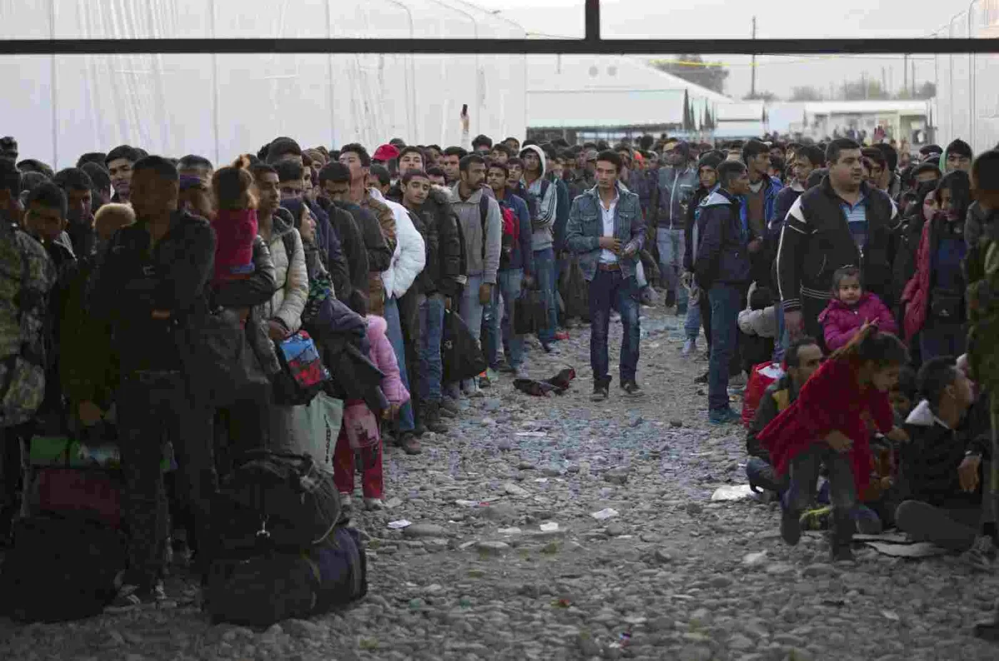 Gaz pieprzowy i pałki teleskopowe. Niemcy robią biznes na imigrantach 