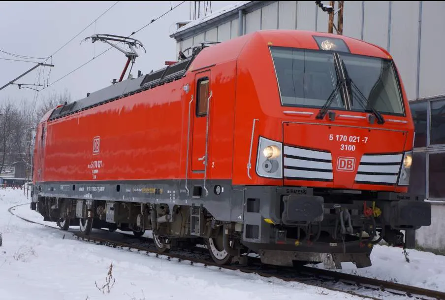 Tak wygląda lokomotywa Vectron w barwach DB Schenker Rail