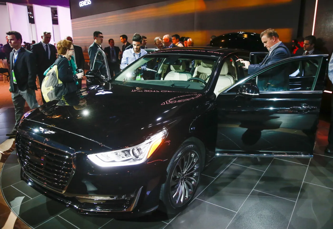 2426252-2017-hyundai-genesis-g90-fot.jpg