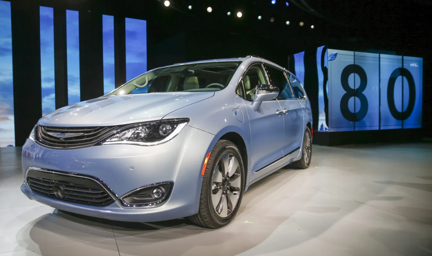 2426398-2017-chrysler-pacifica-hybrid.jpg
