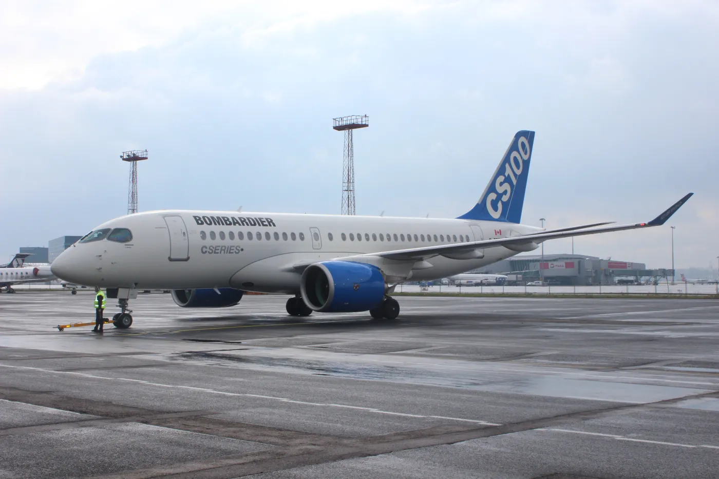2497691-bombardier-cs100podczas-wizyty.jpg
