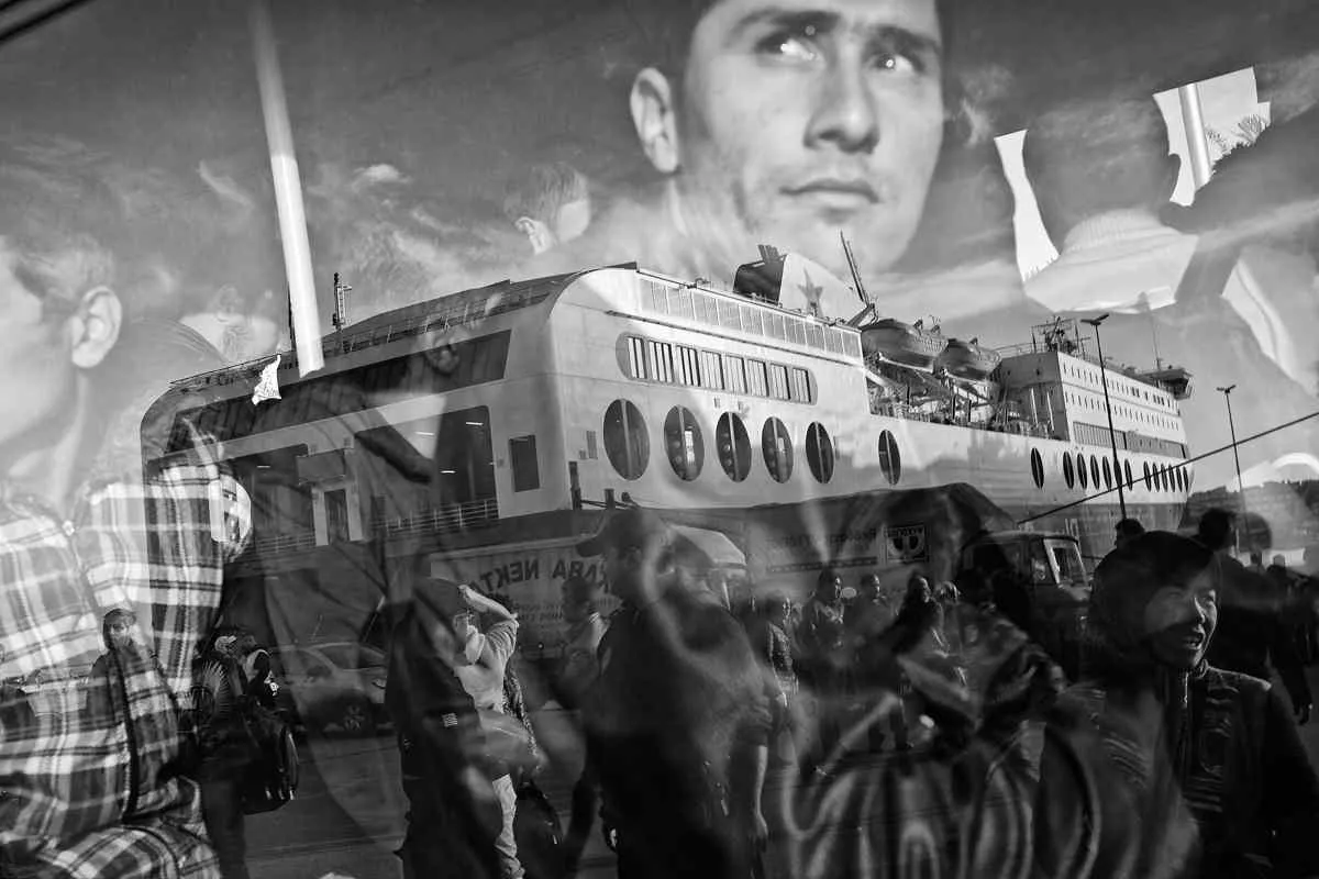 Uchodźcy puszczający Pireus. To zdjęcie zdobyło tytuł Grand Press Photo 2016