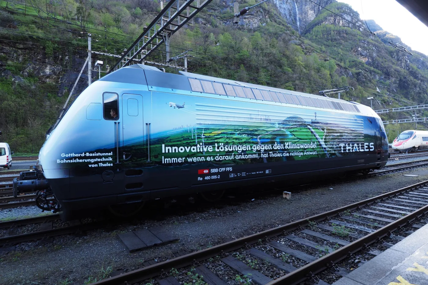 Lokomotywa służąca do testów tunelu. W tle po prawej stronie stoi Pendolino

