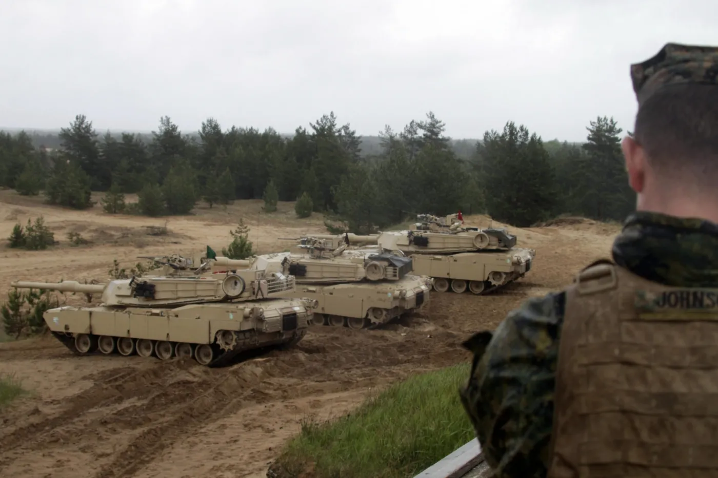 2576376-amerykanskie-czolgi-abrams-na.jpg