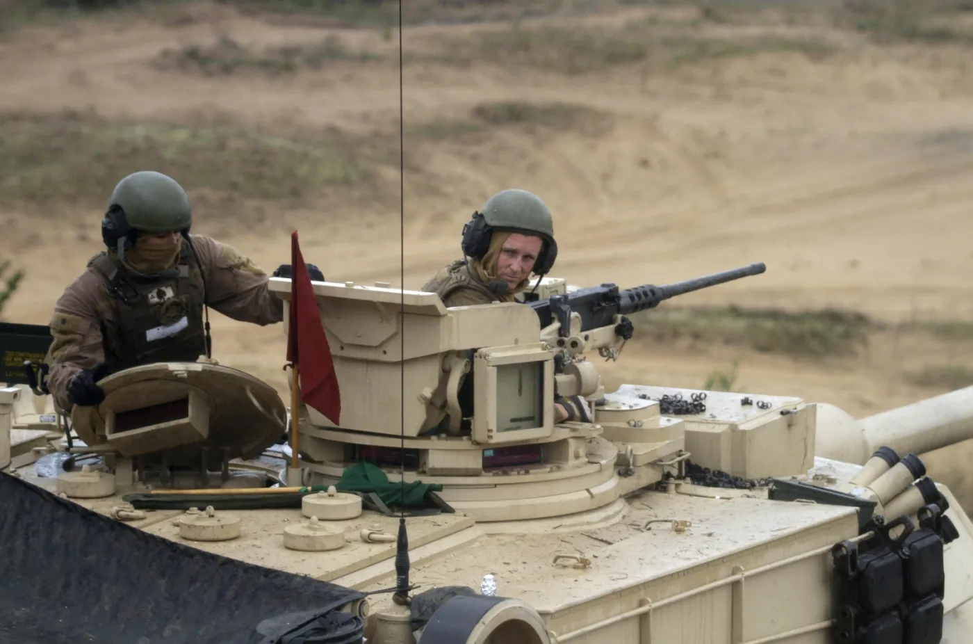 2576456-amerykanskie-czolgi-abrams-na.jpg