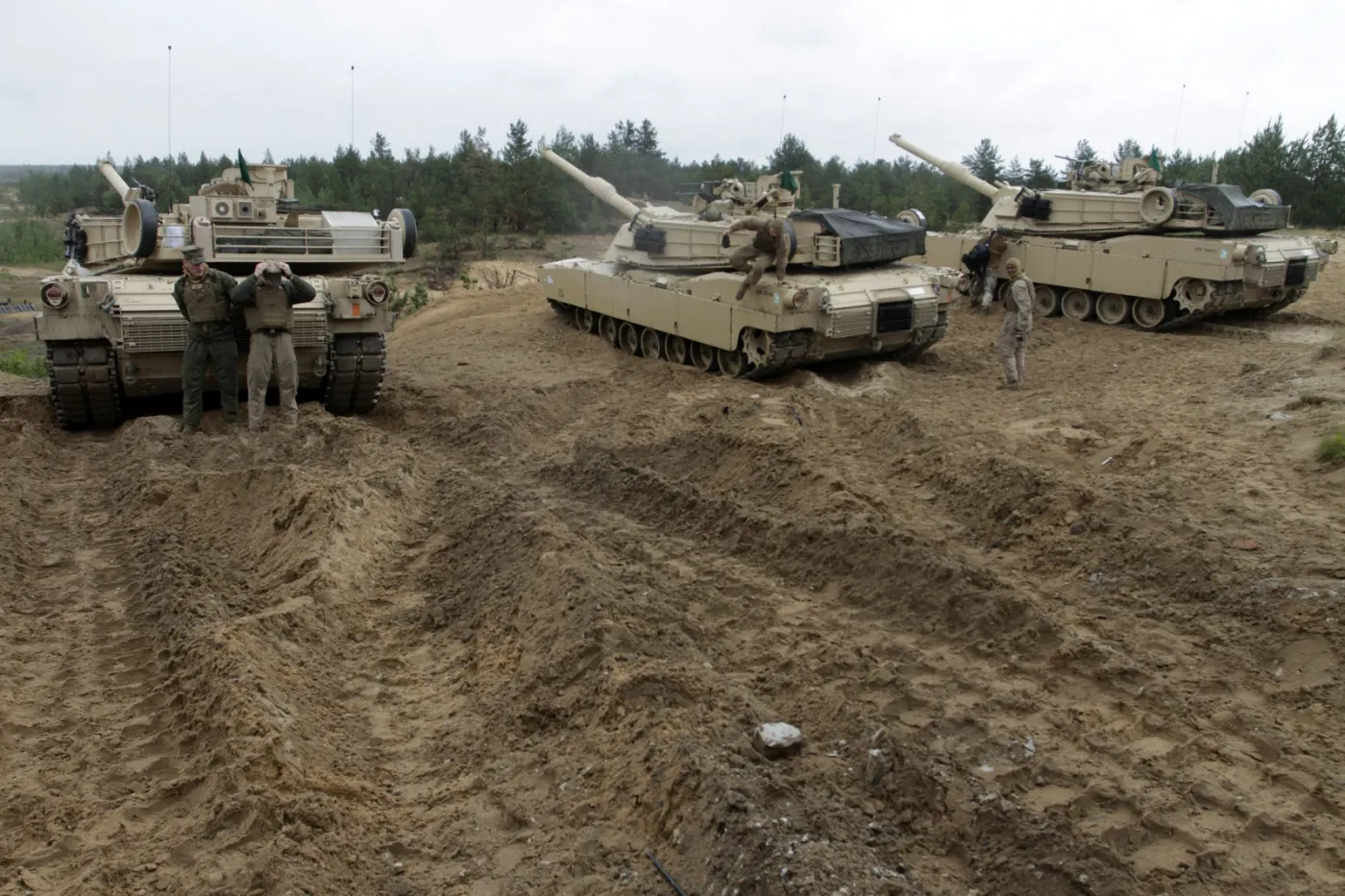2576472-amerykanskie-czolgi-abrams-na.jpg