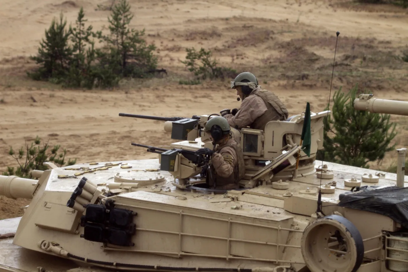 2576408-amerykanskie-czolgi-abrams-na.jpg