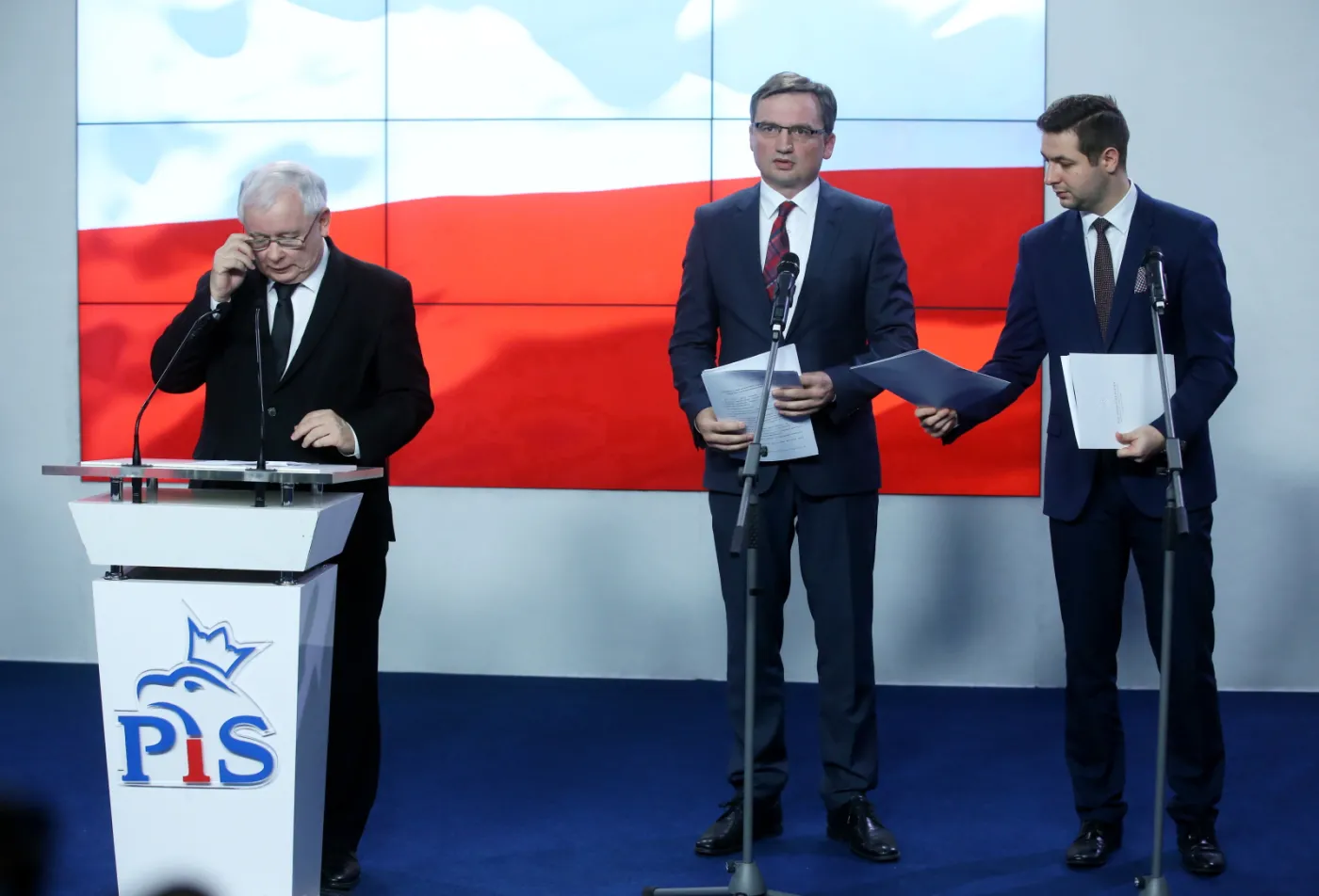 Komisja weryfikacyjna ma wydawać swoje decyzje po zasięgnięciu opinii przez społeczną radę, w której skład będą wchodziły osoby powołane przez ministra sprawiedliwości. Resort zapowiedział, że w społecznej radzie znajdą się działacze organizacji, które „wspomagają rozwój wspólnot i społeczności lokalnych oraz zwiększają świadomość obywatelską”. Rada ta jednak musi być obiektywna. Jeśli zasiądą więc w niej osoby, które działały na rzecz ruchów lokatorskich, tyle samo powinno być przedstawicieli osób znajdujących się po drugiej stronie – czyli spadkobierców i handlarzy roszczeń.
