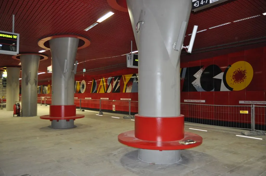 Metro opustoszało. Przez dwa tygodnie pasażerski ruch spadł kilkukrotnie