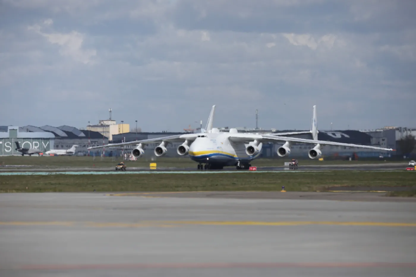 4501424-samolot-antonov-an-225-mriya.jpg